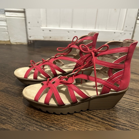 8.5 Sketchers Lace Up Wedges Code Red - Picture 3 of 6